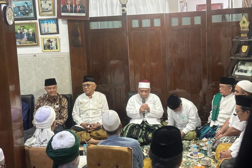 Silaturahmi Masyayikh dengan Gubernur Jawa Tengah Ganjar Pranowo berlangsung di Pondok Pesantren Al Anwar, Kecamatan Sarang, Kabupaten Rembang. Kegiatan itu dihadiri ulama kharismatik se-Indonesia.