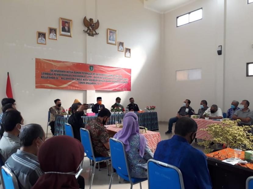 Silaturahmi Wali Kota Sukabumi Achmad Fahmi dengan RT/RW se-Kecamatan Cikole membahas penegakan protokol kesehatan, Jumat (11/6