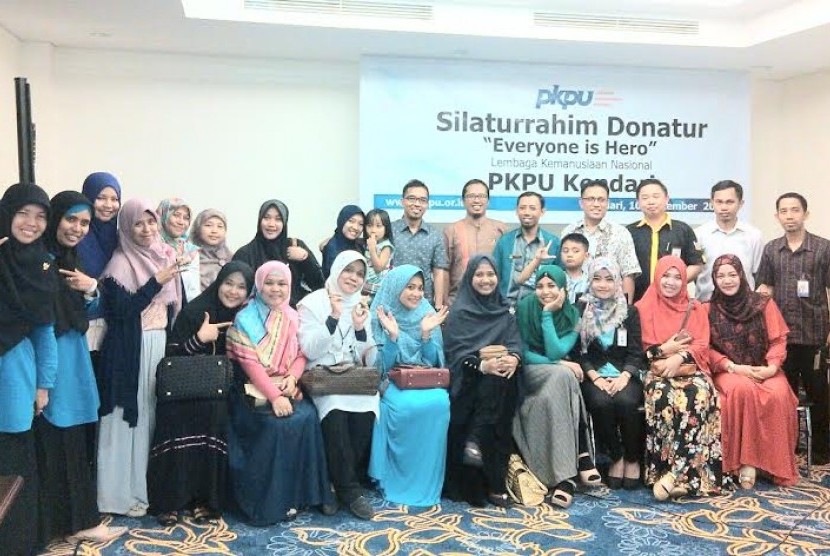 Silaurahim PKPU Kendari dengan donatur.