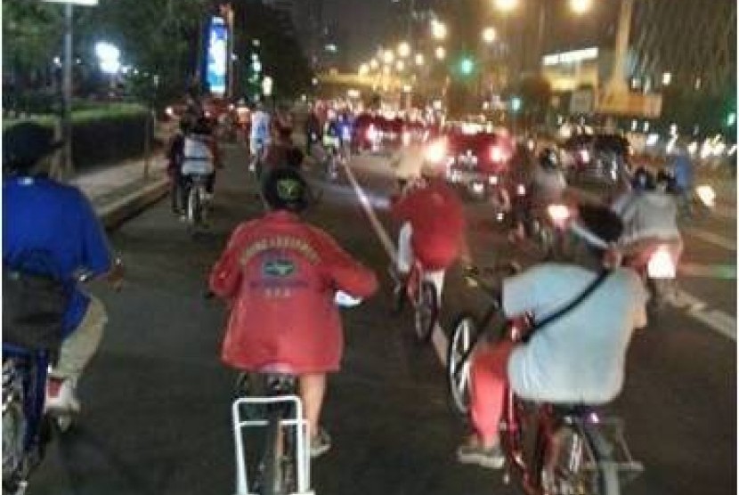 SILBC bersama beberapa komunitas sepeda melakukan gowes malam bertema merah putih (9/11).