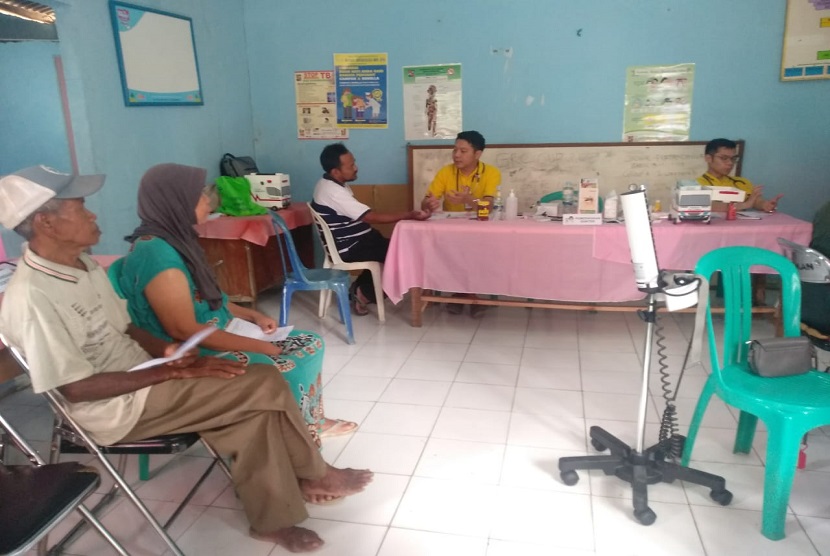 Siloam Hospital Bogor menggelar bakti sosial di wilayah RT 01 dan RT 02 Kampung Cibende, Bogor, Rabu (28/8). Acara bakti sosial digelar untuk memperingati Hari Ulang Tahun ke-74 Republik Indonesia. 