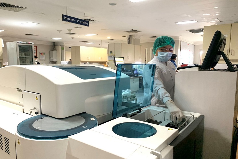 Siloam Hospitals Group bersama perusahaan farmasi Roche dan Halodoc bersinergi menghadirkan inovasi terbaru tes antigen di Indonesia, yaitu swab antigen Elecsys. Swab antigen yang akan tersedia secara bertahap mulai hari Kamis (3/6) di jaringan rumah sakit Siloam dan platform Halodoc (aplikasi dan website). 