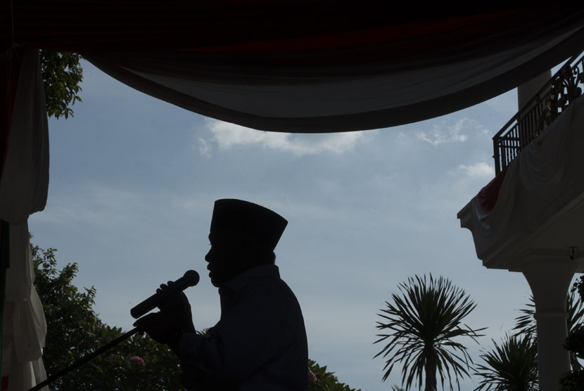   Siluet Cawapres dari pasangan Prabowo-Hatta, Hatta Rajasa memberi pidato dalam Deklarasi Nasional di Rumah Polonia, Jakarta, Kamis (29/5).  (Antara/Rosa Panggabean)