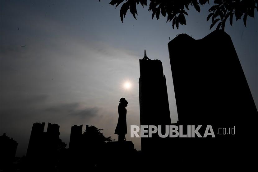 Siluet gedung-gedung perkantoran di kawasan Sudirman, Jakarta, Rabu (17/3). Pemerintah menyatakan kegiatan ekonomi di Indonesia mulai menunjukkan adanya pemulihan. Hal ini seiring jumlah kasus Covid-19 menurun ke level 5.000 dibandingkan sebelumnya mencapai 12 ribu.