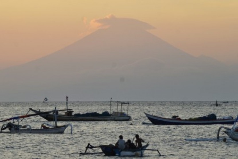 Mount Agung silhouette on the island of Bali is visible from the coastline of Ampenan, Mataram, NTB, Thursday (September 21).
