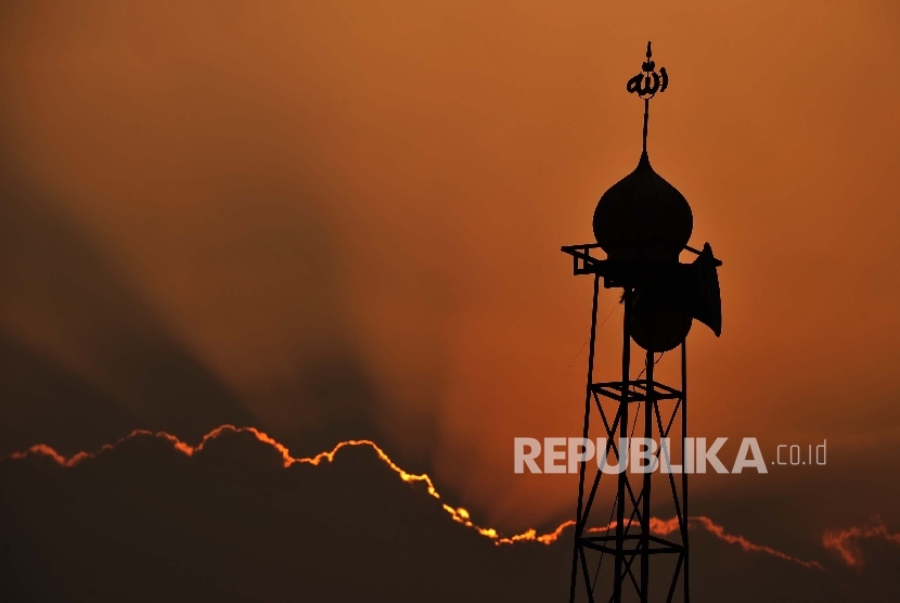 Silhouette of mosque tower. (Illustration)