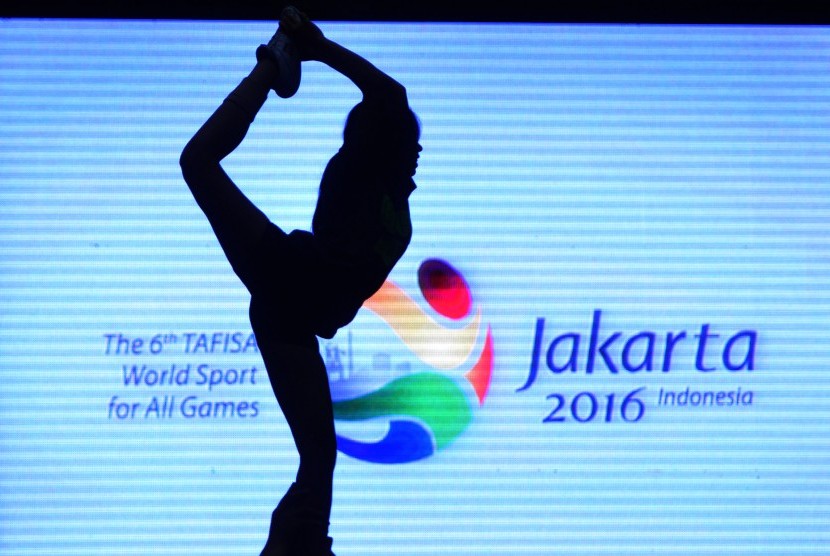 Siluet pemandu sorak berlatih menjelang Tafisa World Cheer Games dan Asian Cheerleading Championship 2016 dalam The 6th TAFISA World Sport for All Games di Ecovention, Ancol, Jakarta, Kamis (6/10). 
