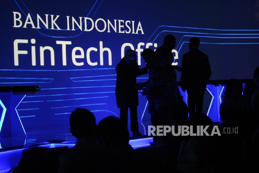  Siluet pengunjung saat peluncuran Fintech Office di kantor Bank Indonesia (BI), Jakarta, Senin (14\11). 
