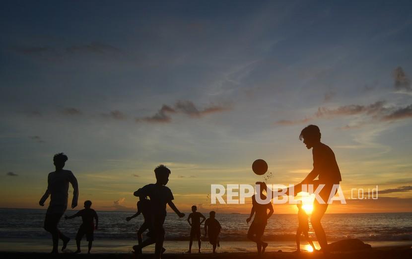 Siluet sejumlah remaja bermain sepakbola menjelang senja di Pantai Padang, Sumatera Barat (ilustrasi)