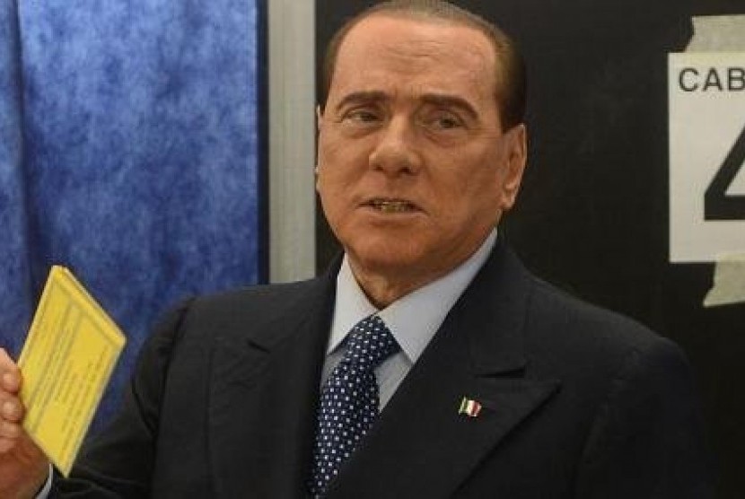 Silvio Berlusconi memberikan suara di Milan dalam Pemilu Italia yang digelar Ahad (24/2/2013)