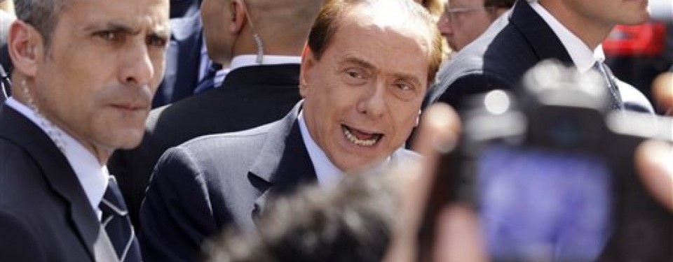 Silvio Berlusconi (tengah)