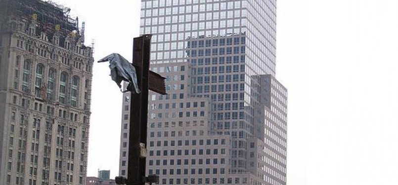 Simbol Salib dari puing reruntuhan WTC