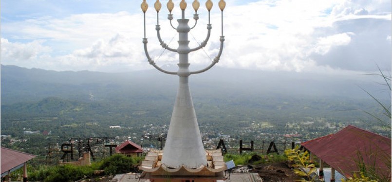 Simbol Yahudi di salah satu bukit di Manado