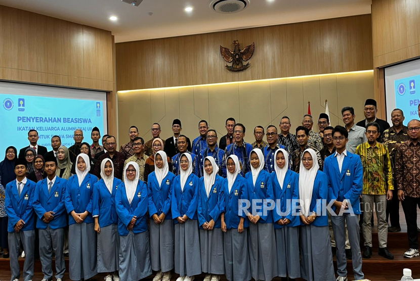 Ikatan Alumni UII Salurkan Beasiswa Rp 300 Juta untuk Siswa SMA UII Yogyakarta