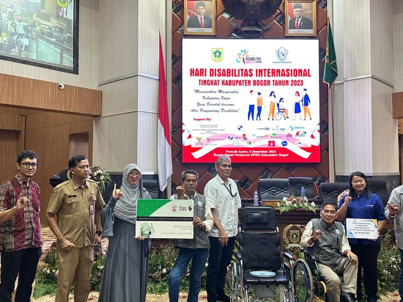 Simbolis penyerahan kartu taawun disabilitas kepada 174 penyandang disabilitas di Kabupaten Bogor.