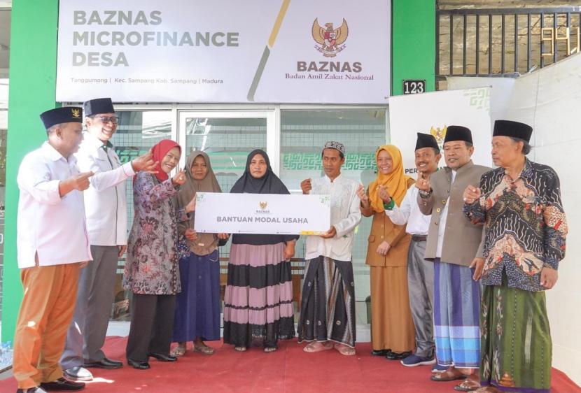 Simbolisasi peluncuran Baznas Microfinance Desa dilakukan di Kantor BMD Sampang, Jalan Jaksa Agung Suprapto No.123, Pliyang, Tanggumong, Kecamatan Sampang, Kabupaten Sampang, Jawa Timur, Senin (6/3/2023). 