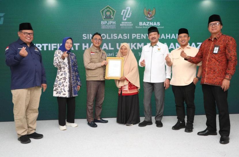 Simbolisasi penyerahan sertifikat halal diberikan kepada 20 orang mustahik perwakilan yang dihadiri oleh Badan Penyelenggara Jaminan Produk Halal (BPJPH), LPPOM MUI DKI Jakarta dan World Halal Center Nahdlatul Ulama (WHCNU) selaku mitra dalam membangun ekosistem halal di BAZNAS RI, pada Rabu (1/2/2023), di Kantor BAZNAS RI, Jakarta.