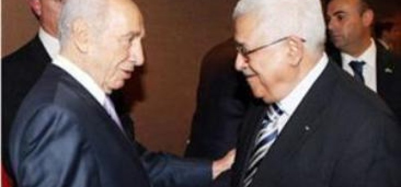 Simon Peres (kiri) berjabat tangan dengan Mahmoud Abbas (kanan