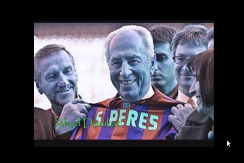 Simon Perez bersama oficiall Barcelona memperlihatkan kaos kehormatan untuknya dengan nama punggng Peres