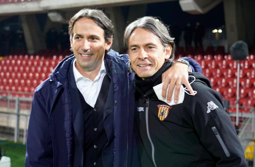 Simone Inzaghi (kiri) berfoto bersama kakaknya Filippo Inzaghi sebelum laga Lazio vs Benevento.