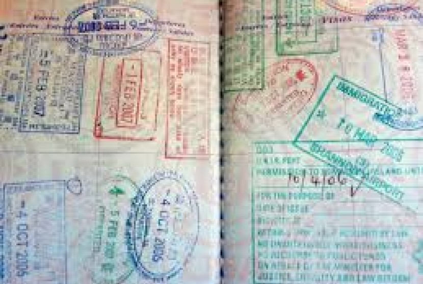 Simpan foto paspor di ponsel, terutama ketika sedang kepergian untuk memudahkan seandainya dokumen penting ini hilang.