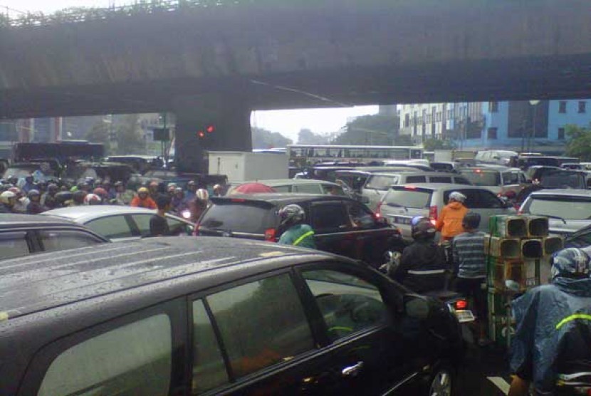 Simpang Lima Senen lumpuh akibat dari adanya banjir di Jalan Letjen Soeprapto, Jakarta Pusat, Kamis (17/1).