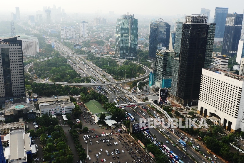 Simpang Susun Semanggi yang menghubungkan ruas jalan Sudirman dan Gatot Subroto Jakarta saat ini dalam proses finishing, Jumat (14/7).