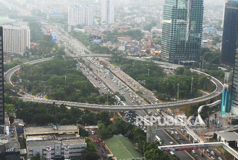 Simpang Susun Semanggi yang menghubungkan ruas jalan Sudirman dan Gatot Subroto Jakarta saat ini dalam proses finishing, Jumat (14/7). 