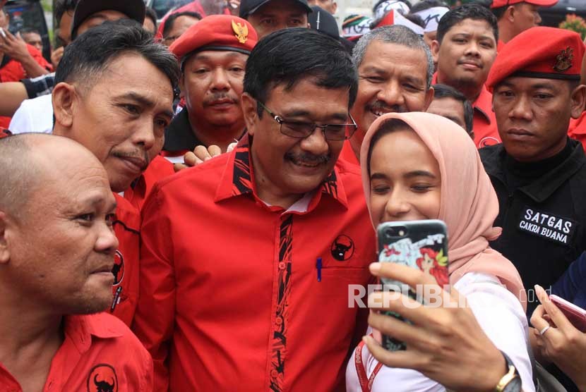 Bakal calon Gubernur Sumut Djarot Syaiful Hidayat (tengah)
