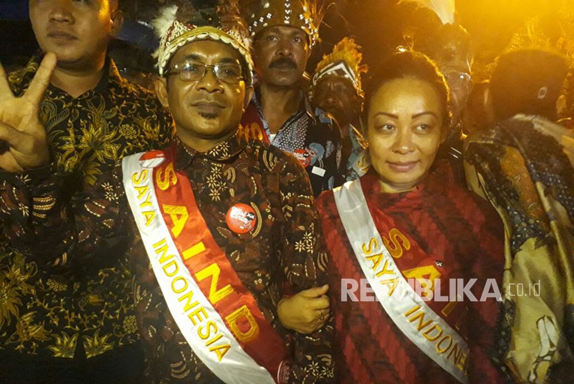 Simpatisan Jokowi dari Papua Barat hadir menyaksikan prosesi midodareni Kahiyang, Selasa (7/11).