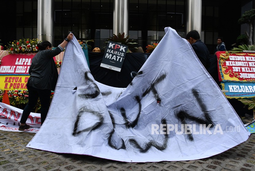 Simpatisan memasang spanduk bertuliskan KPK Shut Down di kantor KPK, Jakarta, Jumat (13/9/2019). 