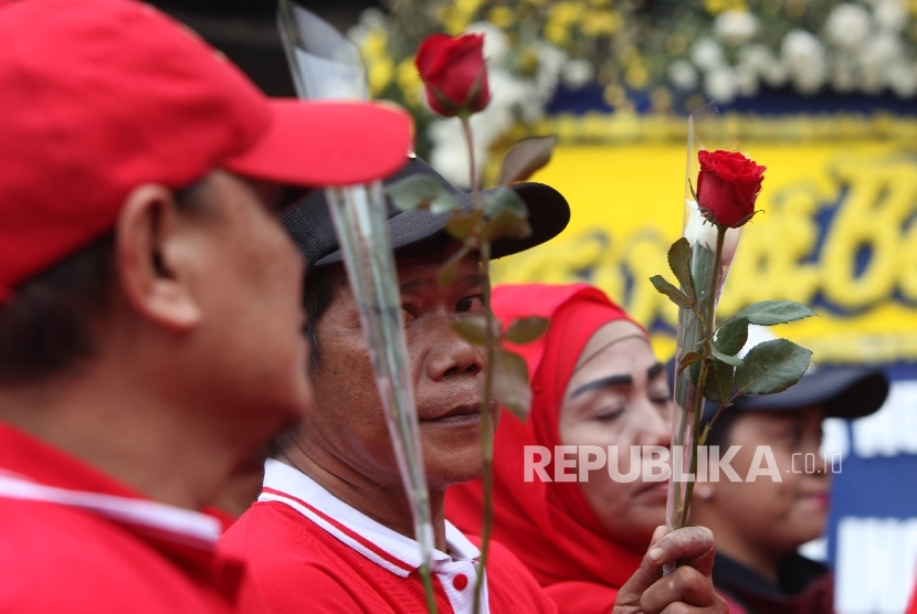  Simpatisan mengikuti aksi simpatik di lokasi kejadian bom, Terminal Kampung Melayu, Jakarta, Ahad (28/5). 