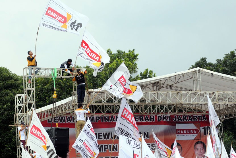  Simpatisan nekad memanjat tiang panggung saat mengikuti kampanye terbuka Partai Hanura di Lapangan Blok S, Jakarta, Jumat (28/3). (Republika/Aditya Pradana Putra)