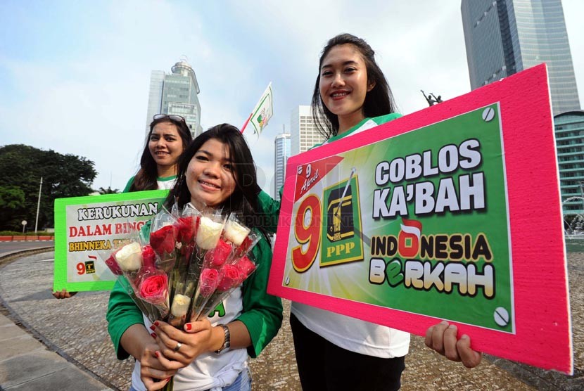 Simpatisan Partai Persatuan Pembangunan (PPP) melakukan aksi kampanye di Bundaran HI, Jakarta, Kamis (20/3).   (Republika/Tahta Aidilla)