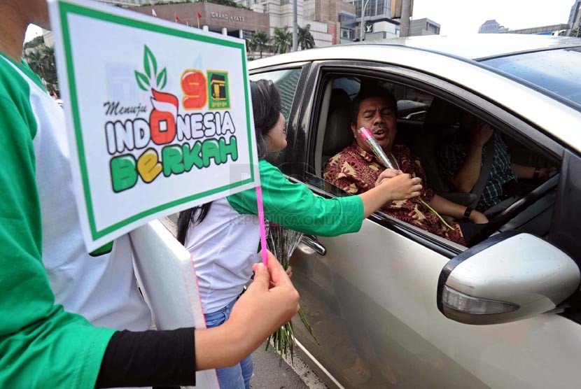 Simpatisan Partai Persatuan Pembangunan (PPP) melakukan aksi kampanye di Bundaran HI, Jakarta, Kamis (20/3).   (Republika/Tahta Aidilla)