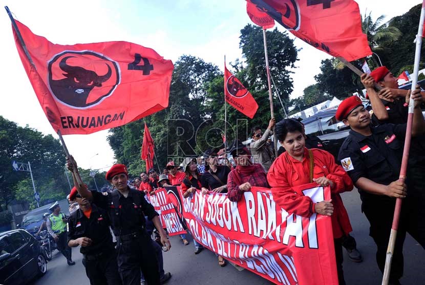  Simpatisan PDIP melakukan aksi longmarch dari Tugu Proklamasi menuju Istana di Jakarta, Rabu (19/6).   (Republika/Tahta Aidilla)