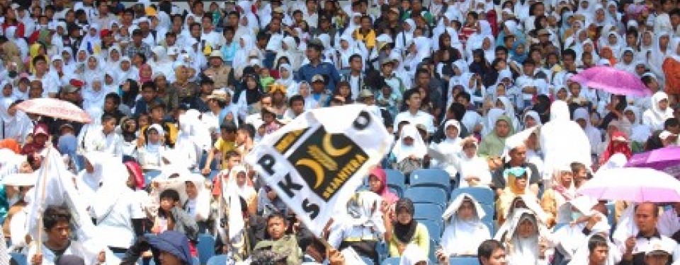 Simpatisan PKS memenuhi Gelora Bung Karno saat milad partai tersebut, Ahad (17/4). 