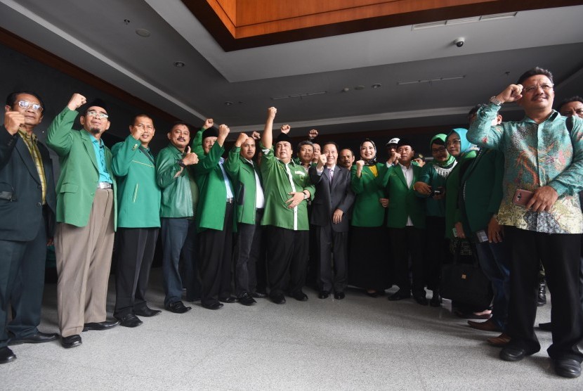 Simpatisan PPP mengangkat tangan sebelum berlangsungnya sidang gugatan perdata Ketua Umum PPP Muktamar Jakarta Djan Faridz kepada Presiden Jokowi, Menkopolhukam Luhut B Pandjaitan dan Menkumham Yassona Laoly terkait tidak dilaksanakannya putusan MA mengena