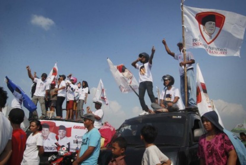 Simpatisan Prabowo-Hatta berjoget saat kampanye terbuka pemenangan Prabowo-Hatta di Lap. Klaling, Jekulo, Kudus, Jateng, Ahad (22/6). 