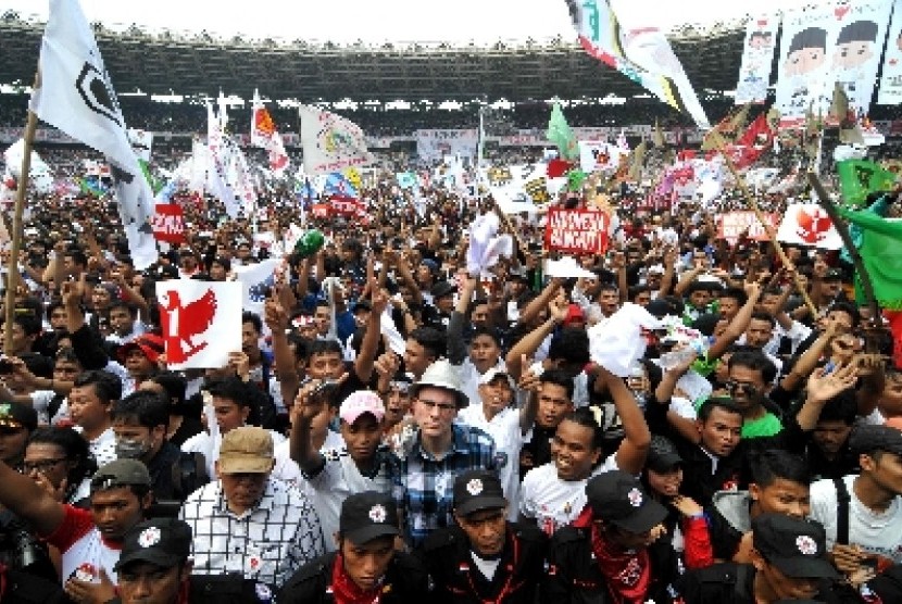 Simpatisan saat Kampanye Akbar pasangan Capres dan Cawapres nomor urut 1 Prabowo-Hatta Rajasa di Gelora Bung Karno, Jakarta, Ahad (22/6).