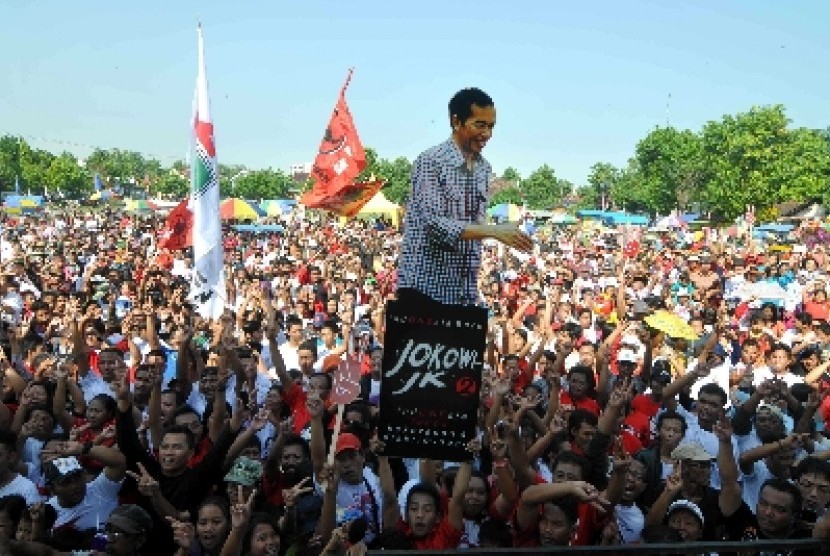 Simpatisan saat menghadiri kampanye Jokowi di Lapangan Rejomulyo, Madiun, Jawa Timur, Sabtu (28/6).