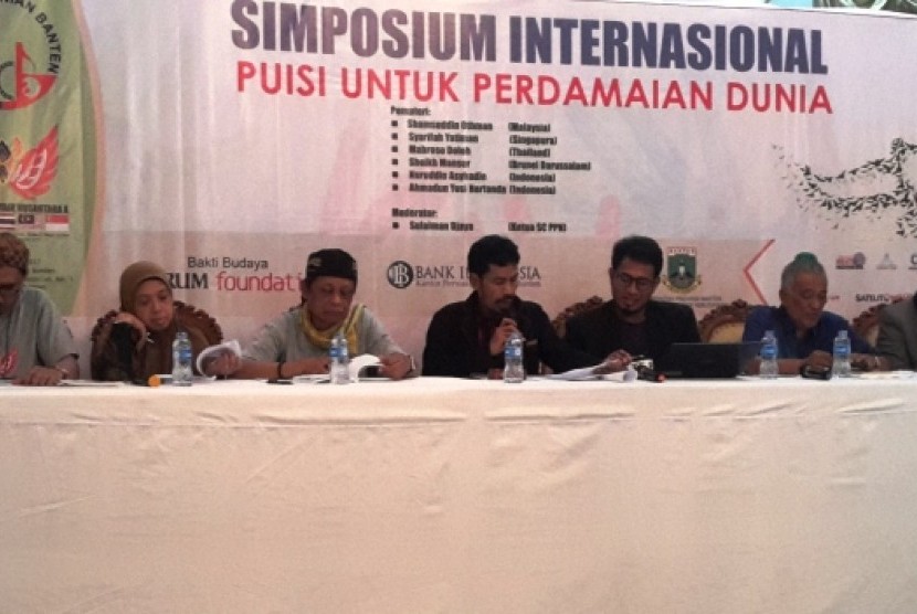 Simposium internasional dalam rangkaian acara Pertemuan Penyair Nusantara (PPN) X.