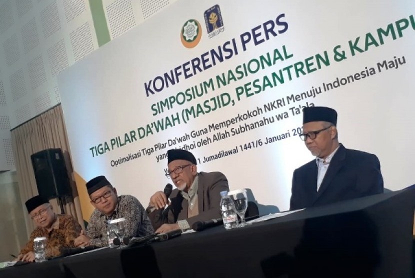 Simposium Nasional Dewan Dakwah Islam Indonesia (DDII) di Auditorium Abdulkahar Mudzakkir, Kampus Terpadu Universitas Islam Indonesia (UII), Senin (6/1).