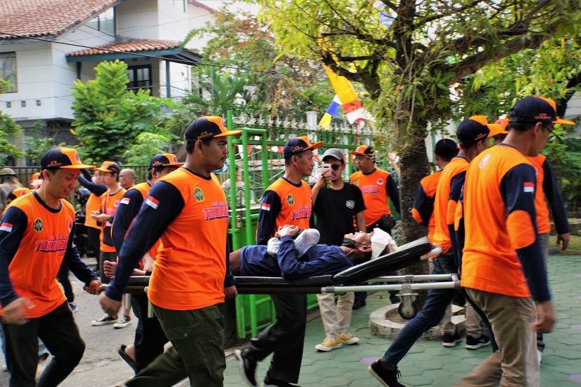 Simulasi evakuasi korban gempa di Kampung Tahunan.
