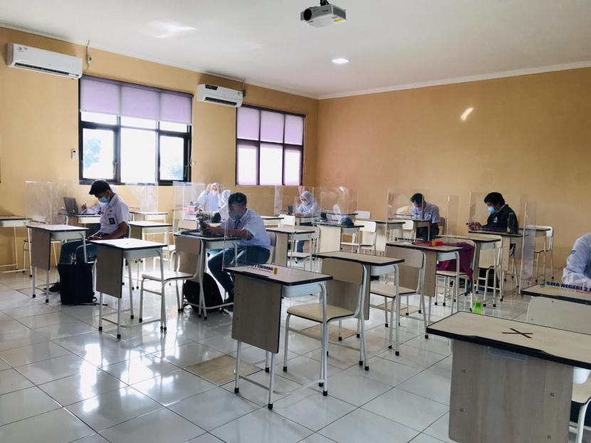 Simulasi pembelajaran tatap muka di SMAN 2 Cibinong, Kabupaten Bogor, Senin (15/3).