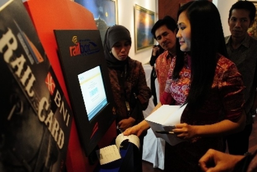 simulasi pemesanan tiket kereta menggunakan Kartu Rail Card di mesin ticketing RailBox di Jakarta.    (Ilustrasi)