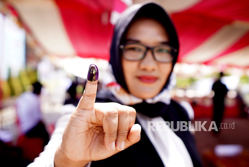 Simulasi Pemungutan Dan Penghitungan Suara Pemilu. Seorang warga menunjukan jari yang telah diberi tinta usai mengikuti simulasi pemungutan dan penghitungan suara Pemilihan Umum di kantor Komisi Pemilihan Umum (KPU) Kabupaten Gorontalo, Gorontalo, Ahad (3/3/2019).