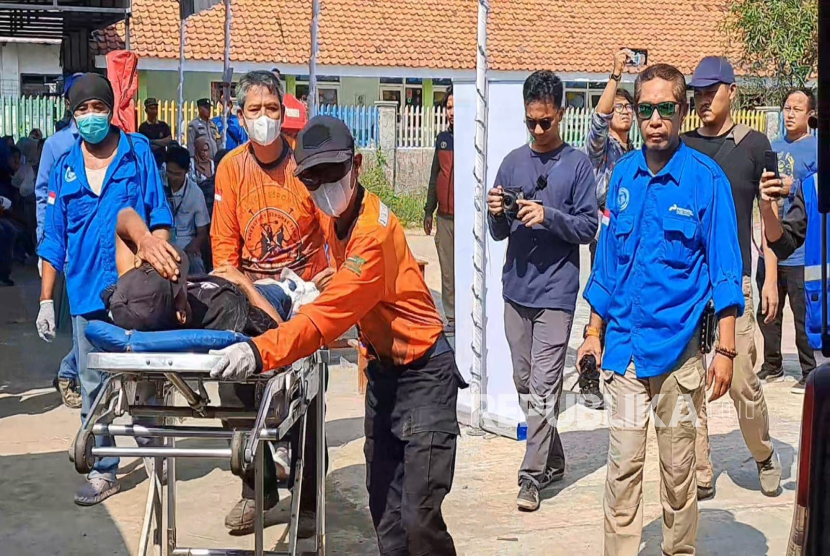 Simulasi penanganan bencana digelar di Lapangan Voli Desa Sukaurip, Sabtu (19/7/2025). Dalam kegiatan itu, warga langsung dikondisikan seolah-olah menghadapi peristiwa terjadinya kebocoran gas hingga ledakan di kilang.