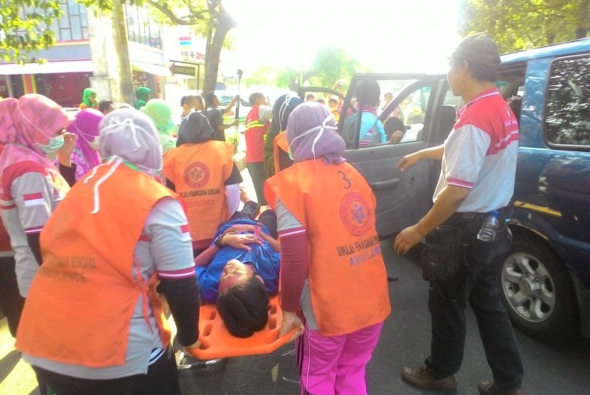 Simulasi penanganan kecelakaan lalu lintas massal yang digelar oleh Rumah Sakit PKU Muhammadiyah Surakarta beserta instasi terkait seperti Dinas Kesehatan, Pemadam Kebakaran, Kepolisian, Palang Merah Indonesia, hingga tim SAR BPBD, Ahad (4/9).