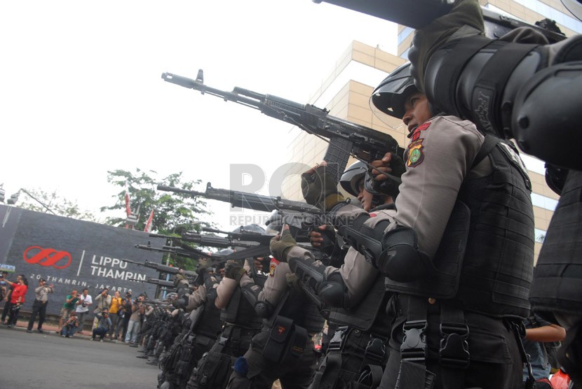 Simulasi pengamanan Pemilu 2014 di depan gedung Badan Pengawasan Pemilu (Bawaslu), Jakarta, Jumat (7/2).  (Republika/Rakhmawaty La'lang)